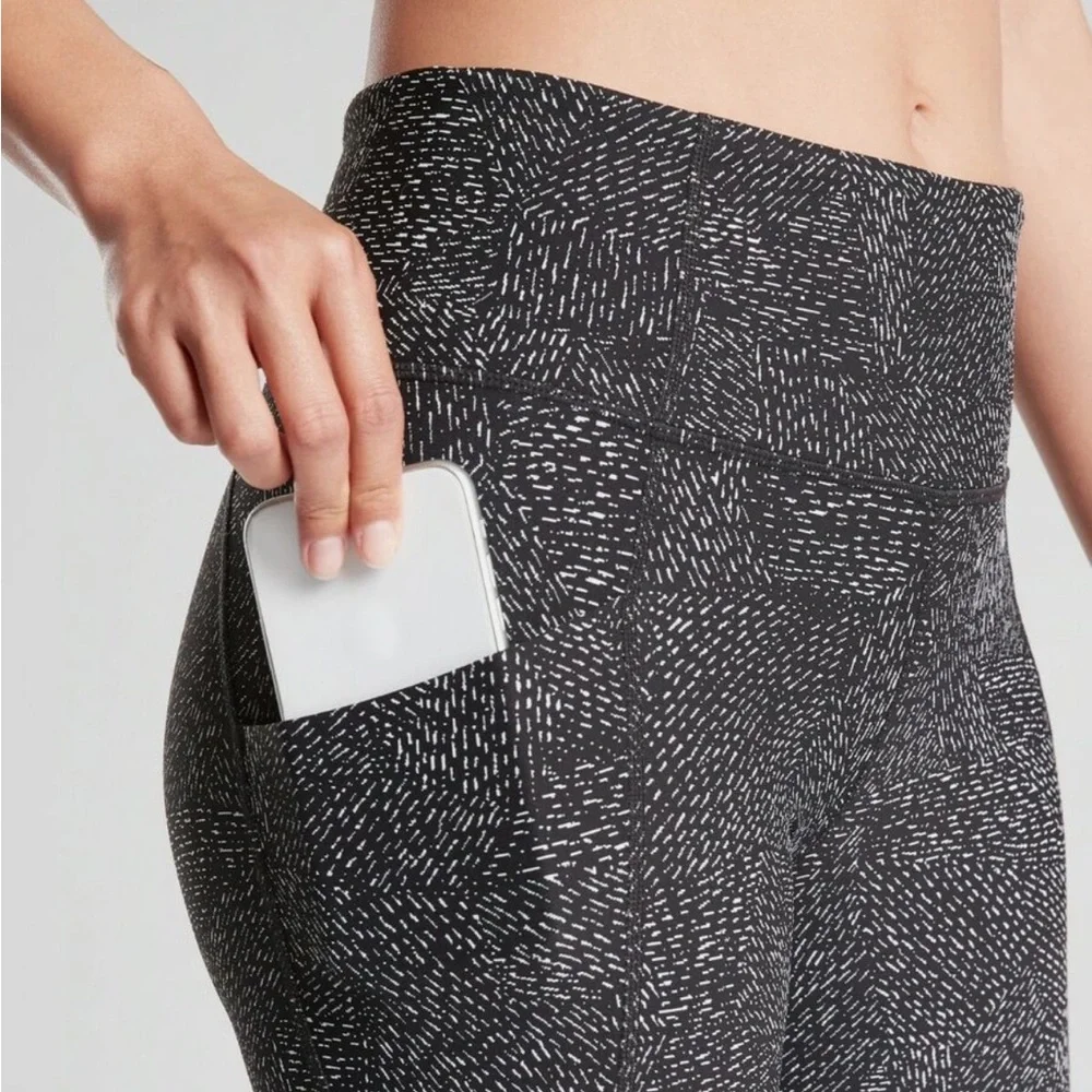 Athleta Salutation Stash Pocket Rainwater Tight leggings size small - Picture 3 of 10